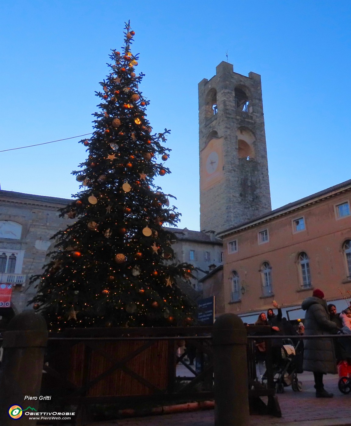 42 Albero di Natale con Torre Civica.JPG